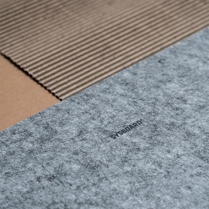 Nahaufnahme das SYSBOARD FLEX Materials mit SYSBOARD Schriftzug