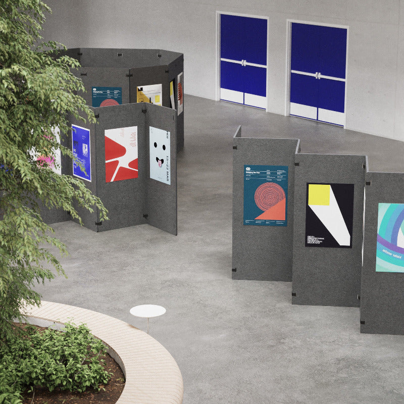 Moderner Konverenzsaal mit großer Postersession Ausstellung aus SYSBOARD Flex Classic und SYSBOARD Flex Curve modularen Akustiktischpaneelen und Akustiktrennwände. Schnell und werkzeuglos aufgebaut.