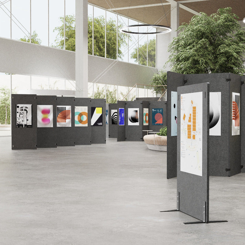 Moderner Konverenzsaal mit großer Postersession Ausstellung aus SYSBOARD Flex Classic und SYSBOARD Flex Curve modularen Akustiktischpaneelen und Akustiktrennwände. Schnell und werkzeuglos aufgebaut.